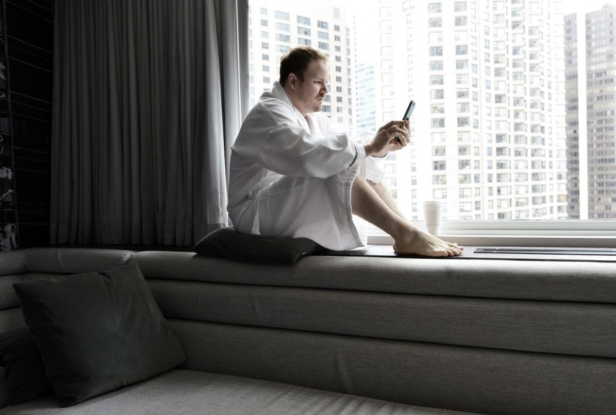 man using mental health app